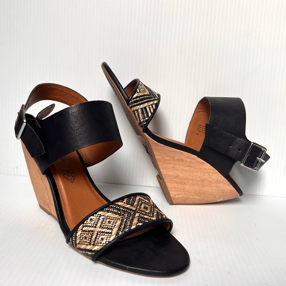 BC Born in California Wedge Sandles - Strappy, Aztec Print, Wooden Heel - Picture 5 of 9